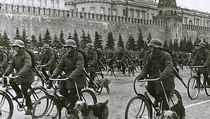 Sovietų kariai per paradą Raudonojoje aik&scaron;tėje (1936 m.)