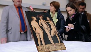 &bdquo;Trys gracijos&ldquo; papuo&scaron; Luvro kolekciją.