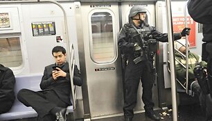 Antiteroristinio policijos padalinio pareigūnas Niujorko metro traukinyje