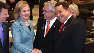 Hillary Clinton ir Hugo Chavezas Brazilijoje maloniai &scaron;ypsojosi vienas kitam.