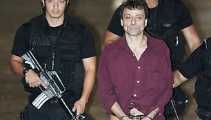 Cesare Battisti Brazilijos policininkų apsuptyje