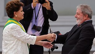 Naujoji Brazilijos prezidentė Dilma Rousseff perima valdžios įgaliojimus i&scaron; savo pirmtako Luizo Inacio Lulos da Silvos.