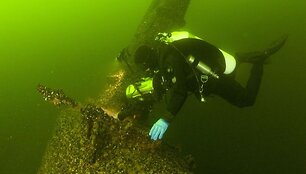 Naras prie nuskendusio sovietų povandeninio laivo