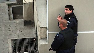 Bulgarijos policininkai saugo perimetrą aplink banką, kuriame ginkluotas plė&scaron;ikas laiko kelis įkaitus.