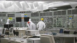 Darbininkai Fuku&scaron;imos-1 atominės elektrinės antrojo reaktoriaus valdymo patalpoje