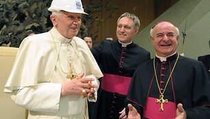 Popiežius Benediktas XVI atkreipė dėmesį į saugių darbo sąlygų svarbą.