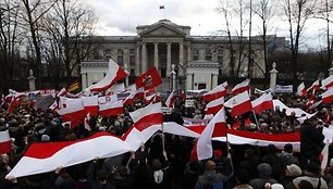 Šeštadienį prie Rusijos ambasados Varšuvoje susirinko protestuotojų minia.