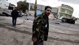 Libijos sukilėlis Misratos gatvėje