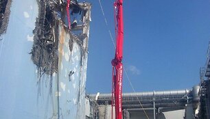Avarijos likviduotojai dirba prie ketvirtojo Fuku&scaron;imos-1 atominės elektrinės bloko.