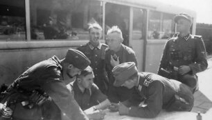 SS grupenfiureris Heinzas Reinefarthas (nuotr. centre, su Geležiniu kryžiumi), kuriam Var&scaron;uvos sukilimo metu buvo pavaldus Oskaras Dirlewangeris, Volios rajone, greta &scaron;tabo autobuso (1944 m. rugpjūtis)