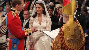 Princas Williamas mauna žiedą Kate Middleton ant piršto.