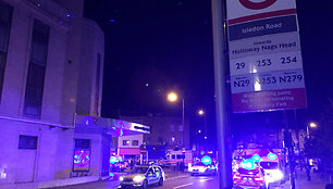 Londone mikroautobusas įvažiavo į žmonių minią