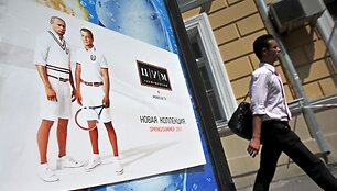Nežinia kieno i&scaron;kabintuose plakatuose Rusijos prezidentas ir premjeras vaizduojami su teniso apranga.