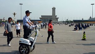 Policija atidžiai stebi Tiananmenio aik&scaron;tę.