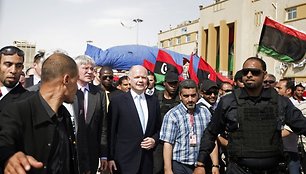 Williamas Hague'as (centre) drąsino Libijos sukilėlius Bengazyje.