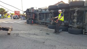 Klaipėdoje apvirto vilkikas