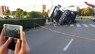 Klaipėdoje apvirto vilkikas