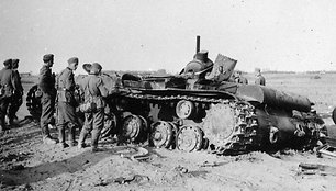Vokiečių kariai prie sunaikinto sovietų tanko (1941 m. vasara)