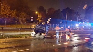 Vilniuje automobilis BMW nuvertė stulpą.