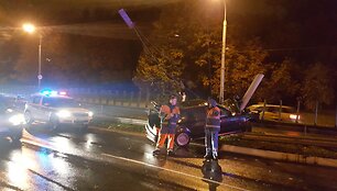 Vilniuje automobilis BMW nuvertė stulpą.