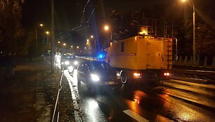 Vilniuje automobilis BMW nuvertė stulpą.