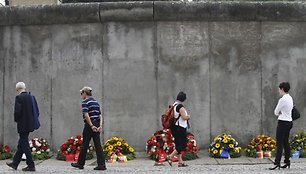 Prie Berlyno sienos likučių vokiečiai paminėjo jos aukų atminimą.
