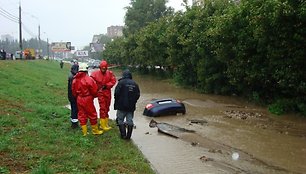 Automobilis nuskendo duobėje.