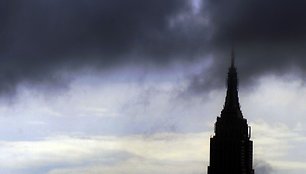 Lietaus debesys kaupiasi virš Niujorko „Empire State Building“ dangoraižio.