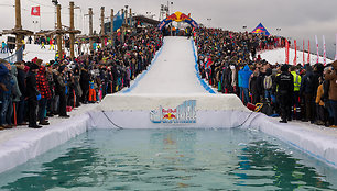 Beprotiškas „Red Bull Jump & Freeze“ renginys Liepkalnyje