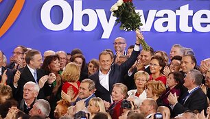 Lenkijoje per Seimo rinkimus triumfavo dabartinio premjero Donaldo Tusko (centre) į priekį vedama &bdquo;Pilietinė platforma&ldquo;.