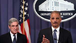 Apie i&scaron;ai&scaron;kintą teroristų sąmokslą informavo JAV generalinis prokuroras Ericas Holderis (de&scaron;inėje) ir FTB direktorius Robertas Muelleris.
