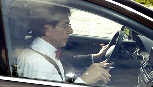 Elio di Rupo, kuris &scaron;ioje nuotraukoje užfiksuotas po audiencijos pas karalių Albertą II, oficialiai paskelbė apie apie suformuotą būsimos Belgijos federalinės vyriausybės koaliciją.