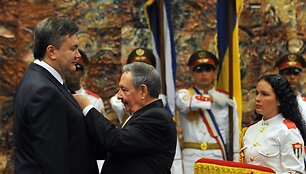 Raulis Castro sega ordiną Viktoriui Janukovyčiui.