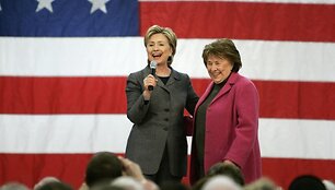 Hillary Clinton neteko savo motinos Dorothy Rodham (de&scaron;inėje).