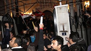 Basharą al Assadą palaikantys demonstrantai protestuoja prie Kataro ambasados Damaske.