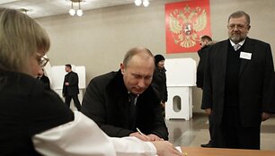 Balsuoja Vladimiras Putinas.
