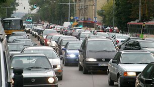Vyriausybės sprendimas keisti senuosius vairuotojų pažymėjimus paliestų pusę milijono &scaron;alies piliečių.