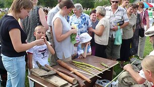 &Scaron;iaulių universiteto sode vykstančios Žolinės &scaron;ventės dalyvius domina i&scaron; augalų pagaminti muzikos instrumentai.