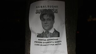 Trečiadienį Vilniuje plakatais i&scaron;puo&scaron;ti Pilies gatvės stulpai ir sienos.