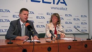 Vilniaus miesto savivaldybės tarybos narys K.Nėnius ir vartotojus ginanti A.Armanavičienė teigia, jog &scaron;ilumos kaina gali būti mažesnė.