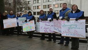 Prie Vyriausybės susirinkę dėstytojai reikalavo didesnių atlyginimų.