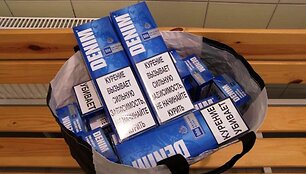 Nuo tilto numestos kontrabandinės cigaretės