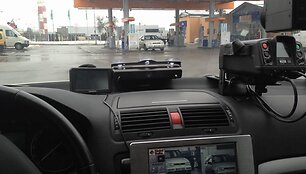 Policijos automobilis slapta stebi degalinę