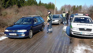 Į bendrovės „Izobara“ būstinę važiuojančius automobilius krato policija