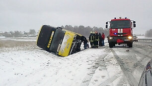 Prie Panevėžio apvirtęs autobusas
