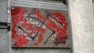 Užra&scaron;ai ant žydų bendruomenės pastato