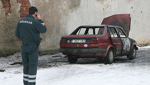 Sudegintas banditų automobilis