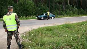 Pasieniečiai tikrina sustabdytą automobilį