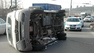 Apvirtęs mikroautobusas