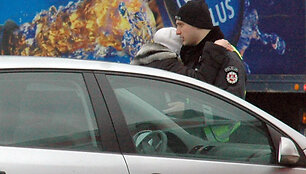 Po avarijos policininkai bandė paguosti su greitąja susidūrusią moterį